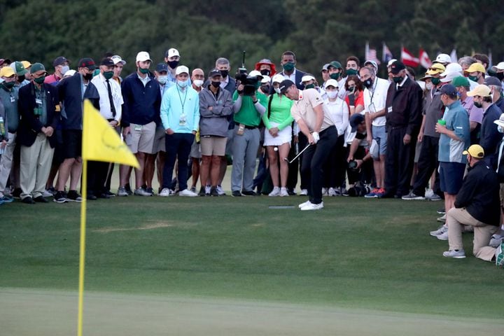 April 10, 2021, Augusta: Justin Rose chips from the gallery to the eighteenth green during the third round of the Masters at Augusta National Golf Club on Saturday, April 10, 2021, in Augusta. Curtis Compton/ccompton@ajc.com