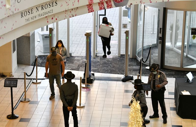 December 29, 2020 Atlanta - Security enhancement including weapons detectors added at Lenox Square on Tuesday, December 29, 2020. The Atlanta Police Department has a mini-precinct inside the mall, which has increased security in recent months.  (Hyosub Shin / Hyosub.Shin@ajc.com)