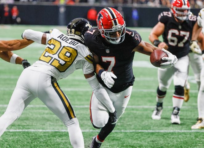 Atlanta Falcons running back Bijan Robinson (7) runs for a touchdown during the second quarter of a NFL football game against the New Orleans Saints in Atlanta on Sunday, Nov. 26, 2023.   (Bob Andres for the Atlanta Journal Constitution)