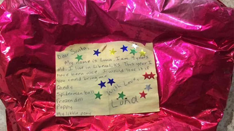 Leticia Gonzalez, a mother in Liberal, Kansas had her 4-year-old twins, Luna and Gianella, write letters to Santa. They didn’t send them through the mail but instead sent them off into the sky attached to balloons. A month later a man living more than 650 miles away found them tangled in a tree. (Image: Facebook screenshot)