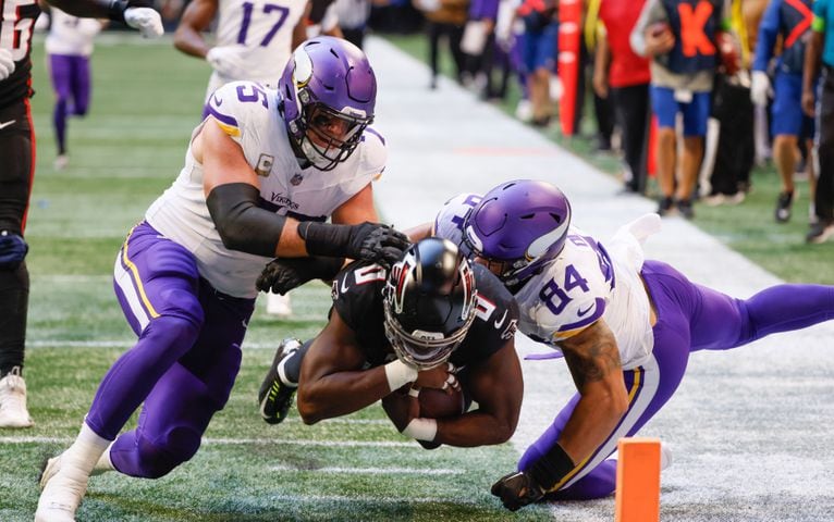 Atlanta Falcons linebacker Lorenzo Carter (0) recovers a forced fumble by Minnesota Vikings quarterback Joshua Dobbs and returns it close the the goal line during the first half of an NFL football game in Atlanta on Sunday, Nov. 5, 2023. (Bob Andres for the Atlanta Journal Constitution)