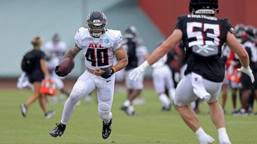 Falcons fullback Keith Smith (40) runs a drill against inside linebacker Nick Kwiatkoski (53) during training camp at the Falcons Practice Facility, Monday, August 1, 2022, in Flowery Branch, Ga. (Jason Getz / Jason.Getz@ajc.com)