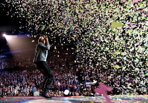 Coldplay kicks off tour