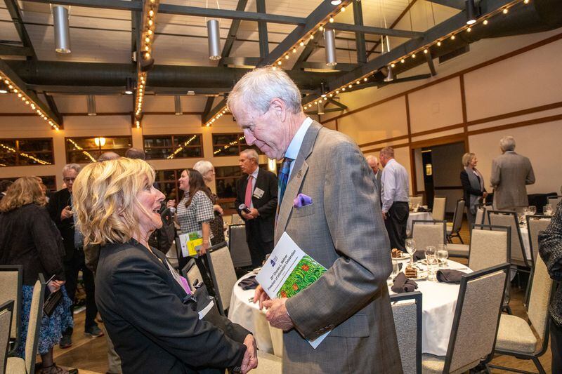 Jane O. Hansen (left) speaks with Richard Griffiths, Georgia First Amendment Foundation president emeritus. Photo by Jenni Girtman