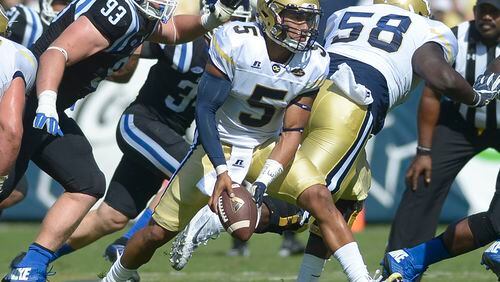 Georgia Tech senior QB Justin Thomas (5) sets up for a handoff in the first half of the game Saturday, October 29, 2016. SPECIAL/Daniel Varnado