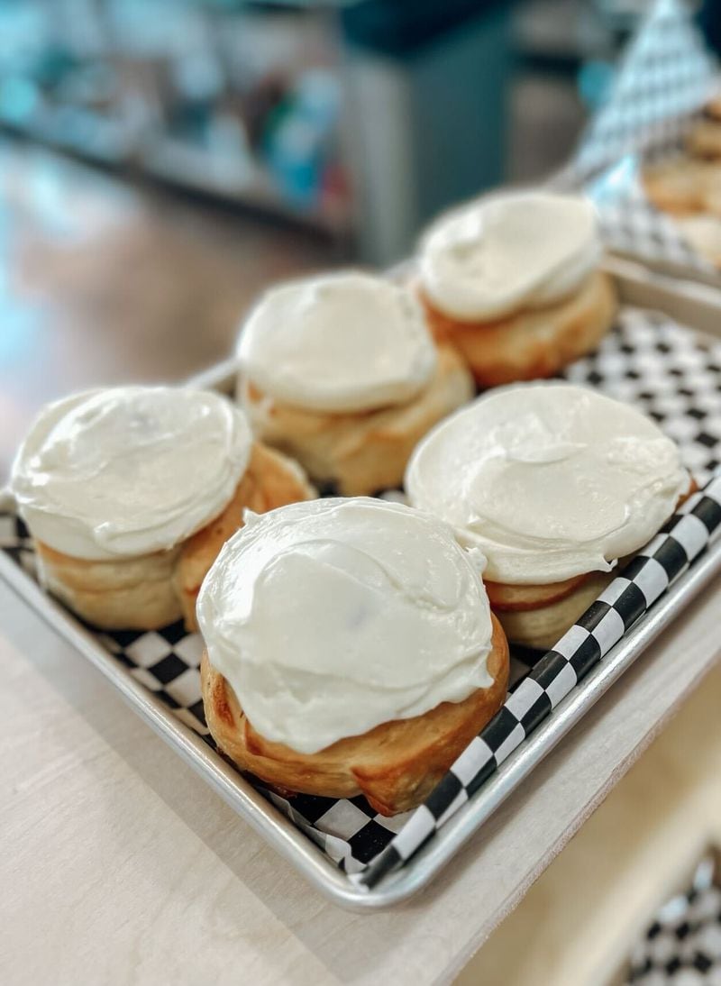 Cinnamon rolls with cream cheese frosting from Leftie Lee's. / Courtesy of @heyyywinnie