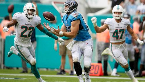 Tennessee Titans tight end Luke Stocker (88) catches a pass between Miami Dolphins defensive back T.J. McDonald (22) and Miami Dolphins linebacker Kiko Alonso (47) at Hard Rock Stadium in Miami Gardens, Florida on September 9, 2018. (Allen Eyestone / The Palm Beach Post)