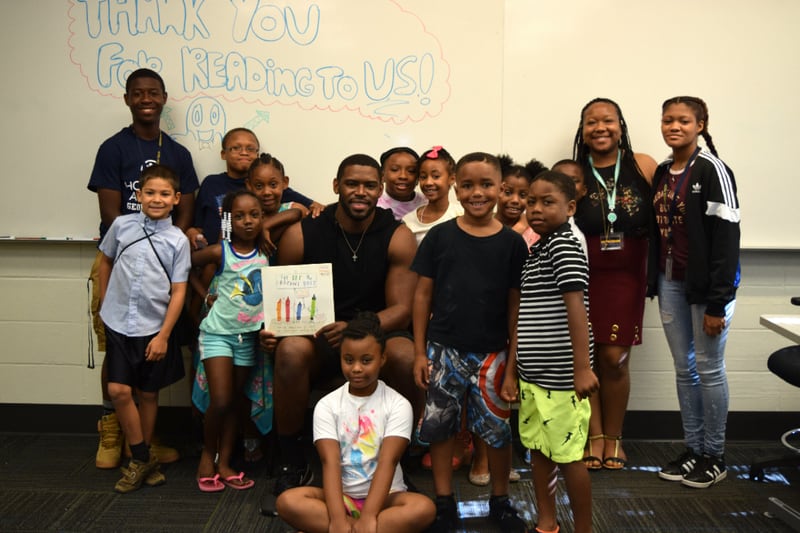 Georgia Tech lineman KeShun Freeman poses with rising third graders who attend the Horizons Atlanta summer learning program that supports students from underserved communities throughout their K–12 academic careers.