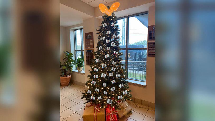 Officials from an Alabama sheriff’s department are being criticized for displaying a photo of a Christmas tree adorned with what they called “thugshots” of people who have been arrested.