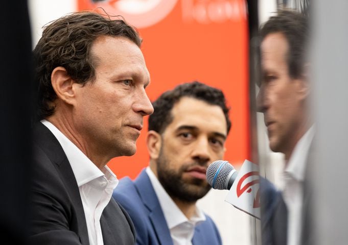 230227-Brookhaven-New Hawks Head Coach Quin Snyder, with General Manager Landry Fields behind him, holds a press conference Monday afternoon, Feb. 27, 2023. Ben Gray for the Atlanta Journal-Constitution