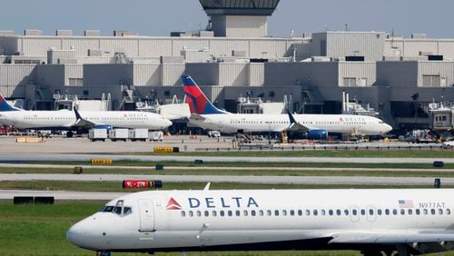 090722 Atlanta.: A Delta airplane lands at Hartsfield-Jackson Domestic Airport, Wednesday, September 7, 2022, in Atlanta. (Jason Getz / Jason.Getz@ajc.com)