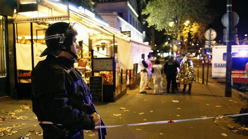 A policeman stands guard near the Boulevard des Filles-du-Calvaire after an attack November 13, 2015 in Paris, France. Gunfire and explosions in multiple locations erupted in the French capital with early casualty reports indicating at least 60 dead. (Photo by Thierry Chesnot/Getty Images)