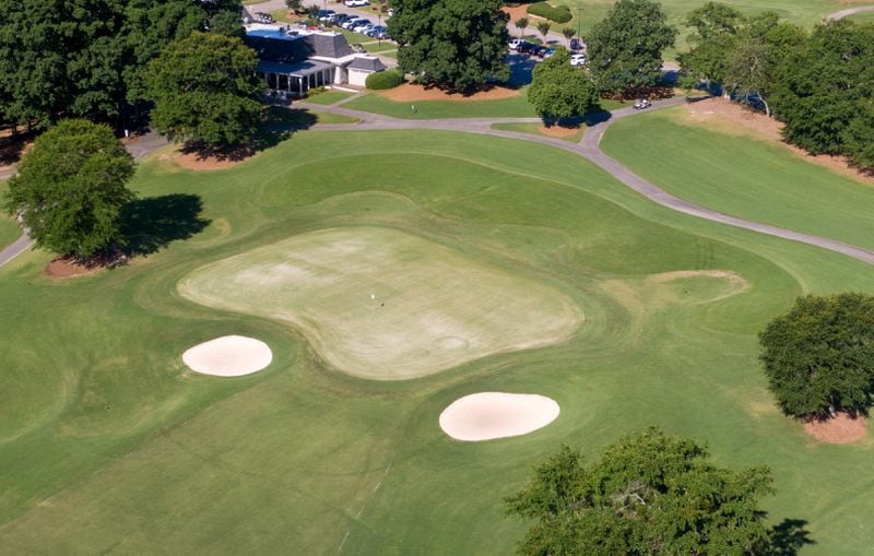 Aerial view of the 18th green at Chateau Elan Golf Club in Braselton. (Hyosub Shin / Hyosub.Shin@ajc.com)