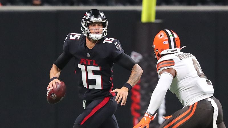 082921 Atlanta: Atlanta Falcons quarterback Feleipe Franks looks to pass against the Cleveland Browns during the first half in a NFL preseason football game on Sunday, August 29, 2021, in Atlanta.   “Curtis Compton / Curtis.Compton@ajc.com”
