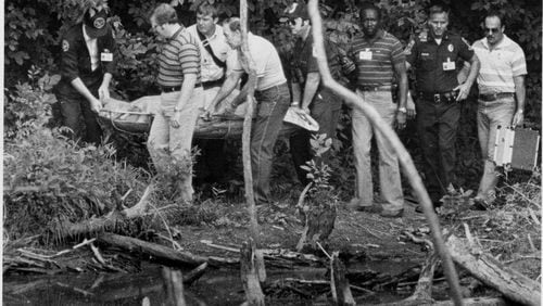 Cobb County police and the Atlanta Task Force recover Nathaniel Cater’s body from the Chattahoochee River on May 24, 1981. AJC FILE PHOTO