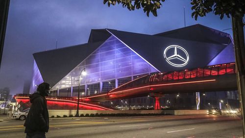 January 13, 2021 Atlanta: Mercedes-Benz Stadium was illuminated in the early morning fog as Atlantans had a cold morning start to the day on Wednesday, Jan. 13, 2021. (John Spink / John.Spink@ajc.com)