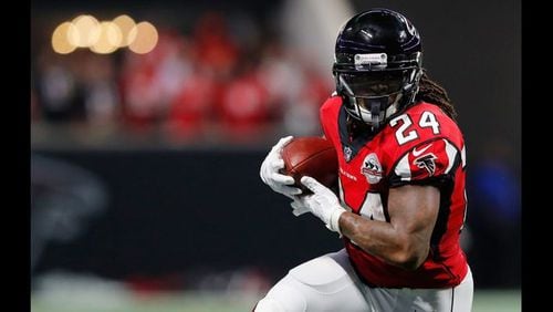 Devonta Freeman  of the Atlanta Falcons runs with the ball during the first half against the Green Bay Packers at Mercedes-Benz Stadium on September 17, 2017 in Atlanta, Georgia. (Photo by Kevin C. Cox/Getty Images)</p>