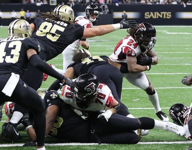 Photos: Falcons’ offense implodes in key division loss vs. Saints