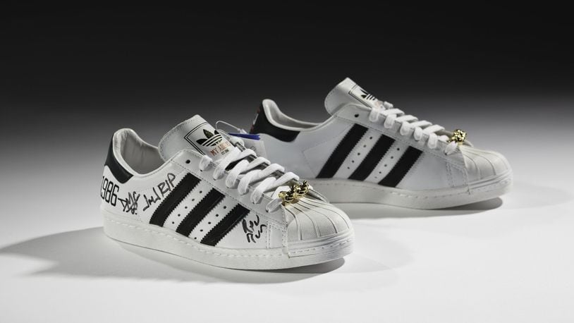 TVsæt Rejse defile Sneakers, the most democratic shoe, on exhibit at the High Museum