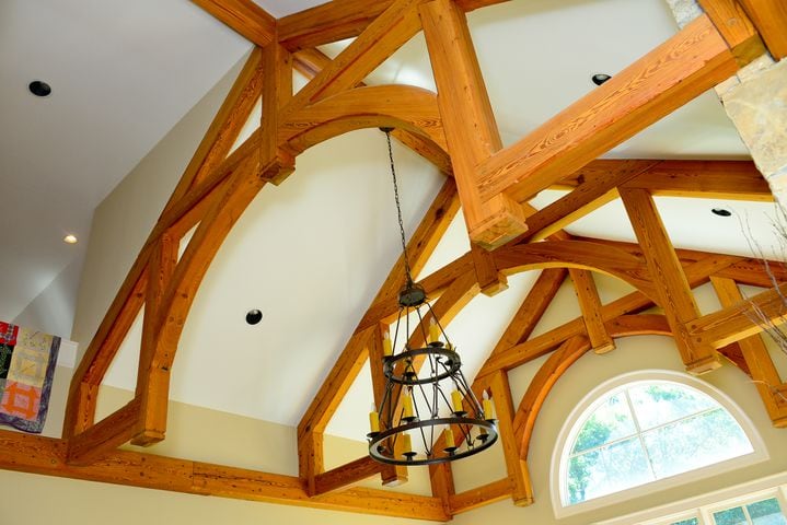 Hammer-beam truss ceiling