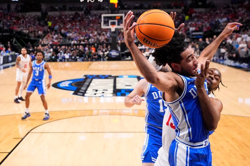Duke's Jared McCain, left, goes up for a shot against Houston's J'Wan Roberts, right, during the first half of a Sweet 16 college basketball game in the NCAA Tournament in Dallas, Friday, March 29, 2024. (AP Photo/Julio Cortez)
