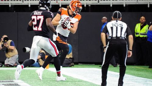 Tyler Eifert of the Cincinnati Bengals catches a pass for a touchdown during the first quarter against the Atlanta Falcons at Mercedes-Benz Stadium on September 30, 2018 in Atlanta, Georgia. (Photo by Scott Cunningham/Getty Images)