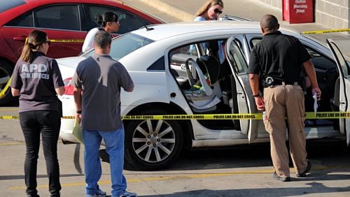 AUGUST 6, 2015 - Austin Police investigate the death of a 10-month-old boy found in a parked car a Waffel House in Austin, Texas, on Thursday, August 6 2015. (Rodolfo Gonzalez / AUSTIN AMERICAN-STATESMAN)