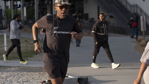 Maurice Garland, a run lead with the Atlanta Run Club, heads out on their Monday night run at Ponce City Market on Monday, March 25, 2024.   (Ben Gray / Ben@BenGray.com)