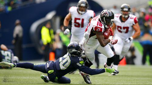 SEATTLE, WA - OCTOBER 16: Wide receiver Justin Hardy #16 of the Atlanta Falcons tries to break free from the defense of cornerback Jeremy Lane #20 of the Seattle Seahawks at CenturyLink Field on October 16, 2016 in Seattle, Washington. (Photo by Jonathan Ferrey/Getty Images)