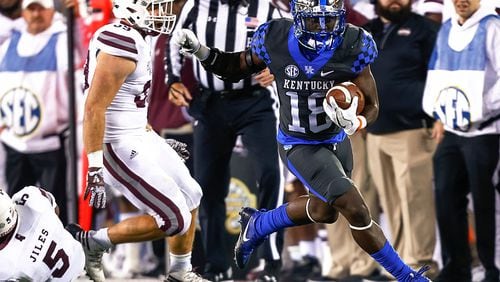 Stanley Williams #18 of the Kentucky Wildcats runs the ball as Richie Brown #39 of the Mississippi State Bulldogs pursues at Commonwealth Stadium on October 22, 2016 in Lexington, Kentucky. Kentucky defeated Mississippi State 40-37. (Photo by Michael Hickey/Getty Images)