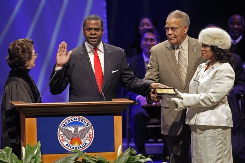 Kasim Reed is sworn in by Justice Carol Hunstein as the city of Atlanta's 59th mayor on Jan. 4, 2010. (BOB ANDRES / BANDRES@AJC.COM)