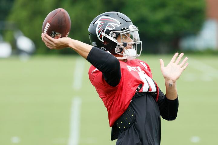 Falcons quarterback Desmond Ridder (4) prepares a pass during a joint practice with the Jacksonville Jaguars at the Falcons Practice Facility on Wednesday, August 24, 2022, in Flowery Branch, Ga. Miguel Martinez / miguel.martinezjimenez@ajc.com
