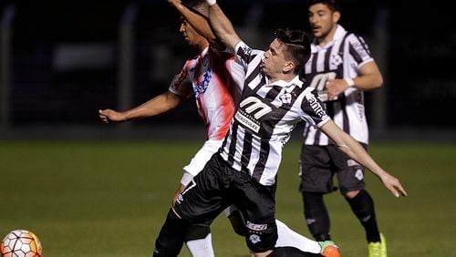 Vladimir Hernandez of Colombia's Junior, back, fights for the ball with Manuel Castro of Uruguay's Wanderers, front, during a Copa Sudamericana soccer match in Montevideo, Uruguay,Wednesday, Sept. 21, 2016. (AP Photo/Matilde Campodonico)