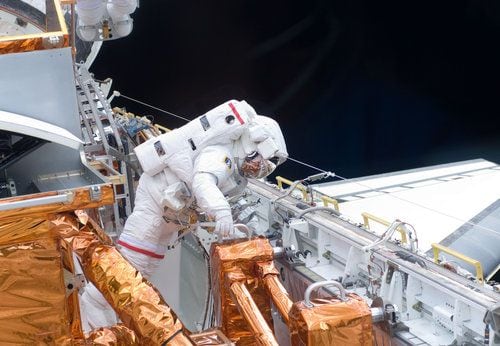 Spacewalkers repair Hubble