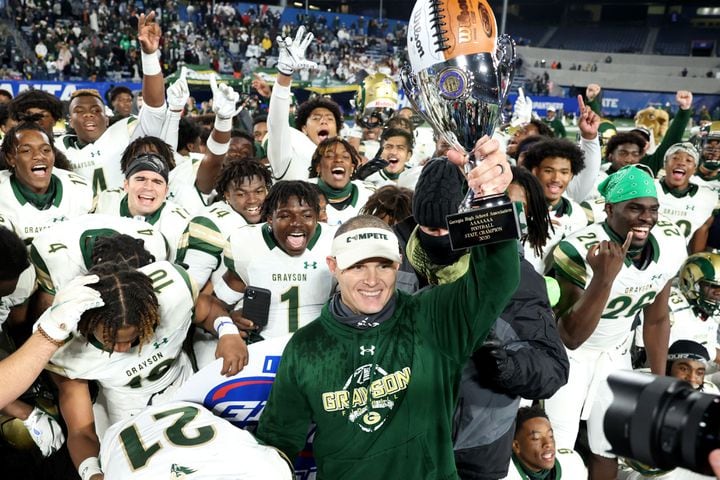 Dec. 30, 2020 - Atlanta, Ga: Grayson coach Adam Carter celebrates with players after their 38-14 win against Collins Hill during the Class 7A state high school football final at Center Parc Stadium Wednesday, December 30, 2020 in Atlanta. JASON GETZ FOR THE ATLANTA JOURNAL-CONSTITUTION