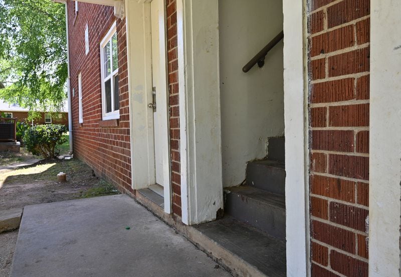 Trestletree Village's Building 777 is where former residents Miracle Fletcher and Kendi Beyah endured chronic sewage spills. Other residents also complained that the complex's management refused to repair dangerous and unsanitary conditions. (Hyosub Shin / Hyosub.Shin@ajc.com)