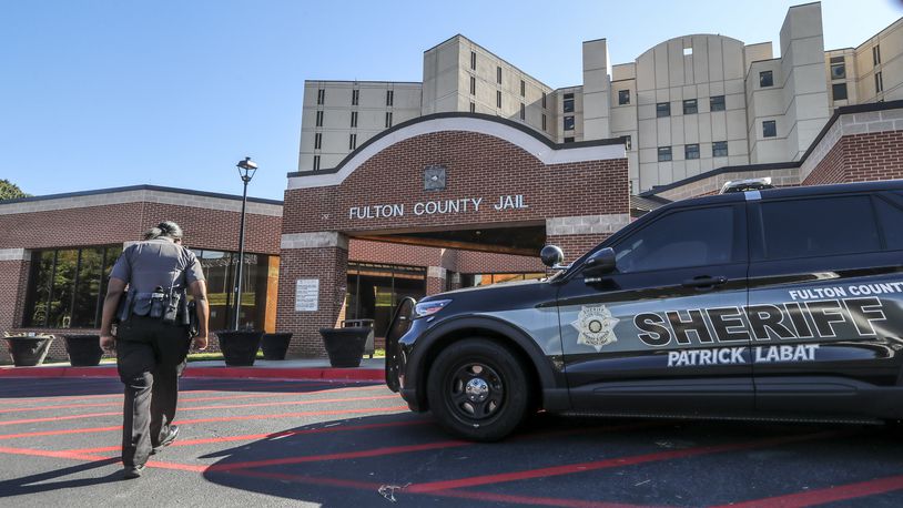 September 23, 2022 Atlanta: A Fulton County Sheriff Deputy walks towards the entrance to the Fulton County Jail on Friday, Sept. 23, 2022. (John Spink / John.Spink@ajc.com)