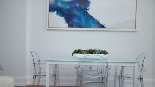 Contrasting indigo blue with pure white dining elements creates visual impact. (Handout/TNS)