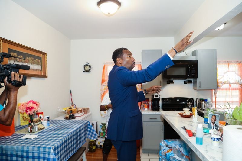 Atlanta Mayor Andre Dickens tours renovated homes at the Columbia at Capitol View complex on Wednesday, Sept. 13, 2022. (Columbia Residential)