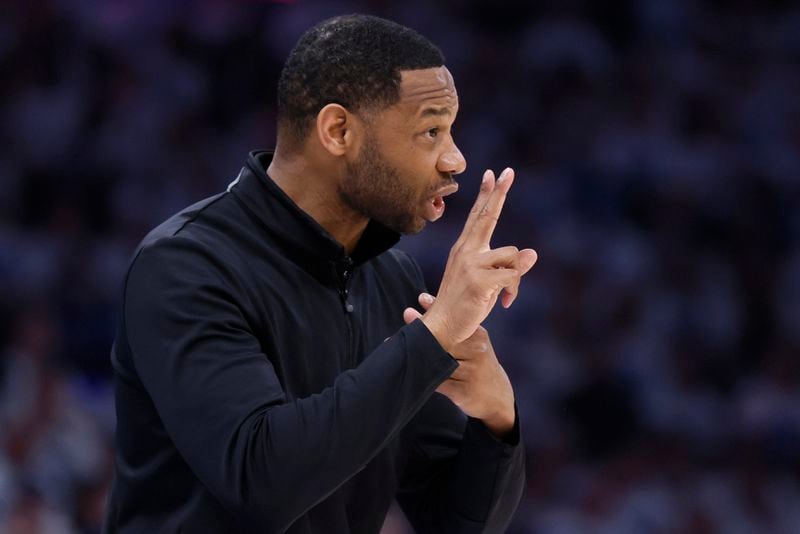 New Orleans Pelicans coach Willie Green gives instructions to the team during the second half in Game 2 of an NBA basketball first-round playoff series against the Oklahoma City Thunder, Wednesday, April 24, 2024, in Oklahoma City. (AP Photo/Nate Billings)