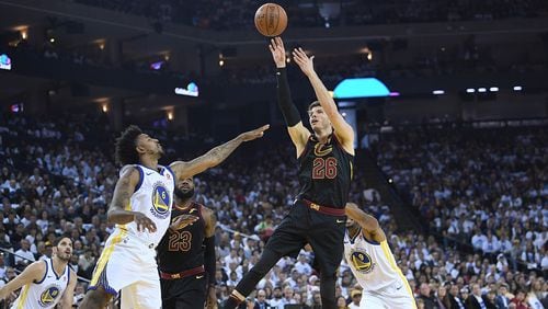 Kyle Korver  of the Cleveland Cavaliers shoots over Patrick McCaw of the Golden State Warriors during an NBA basketball game on December 25, 2017 in Oakland, California. (Photo by Thearon W. Henderson/Getty Images)