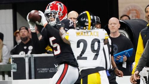 Falcons wide receiver Drake London catches a ball for a first down during the second quarter against the Steelers on Sunday at Mercedes-Benz Stadium. (Miguel Martinez / miguel.martinezjimenez@ajc.com)