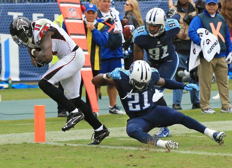 *** POSSIBLE VISUAL LEDE *** 102515 NASHVILLE: -- GAME WINNER — Falcons wide receiver Julio Jones gets in the endzone past Titan defenders Da’Norris Searcy and Derrick Morgan for the game winning touchdown and a 10-7 lead during the third quarter in a football game on Sunday, Oct. 25, 2015, in Nashville. The Falcons held on to survive the Titans 10-7. Curtis Compton / ccompton@ajc.com