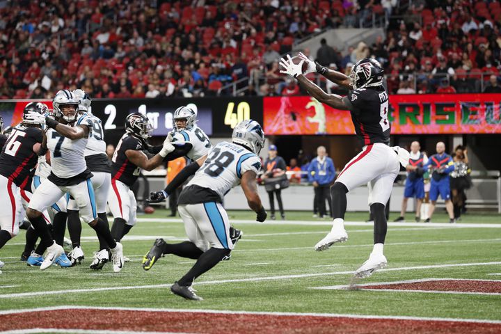 Falcons tight end Kyle Pitts scores a touchdown during the second quarter against the Panthers on Sunday in Atlanta.(Miguel Martinez / miguel.martinezjimenez@ajc.com)