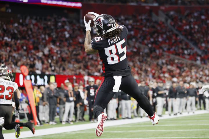 Falcons tight end MyCole Pruitt catches a touchdown during the first quarter Sunday in Atlanta. (Miguel Martinez / miguel.martinezjimenez@ajc.com)