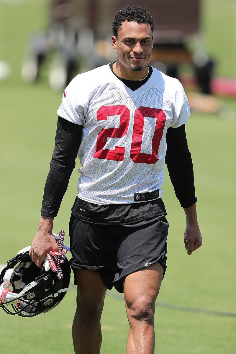 May 11, 2018 Flowery Branch: Atlanta Falcons cornerback Isaiah Oliver walks off the field after the first day of rookie-mini-camp on Friday, May 11, 2018, in Flowery Branch.  Curtis Compton/ccompton@ajc.com