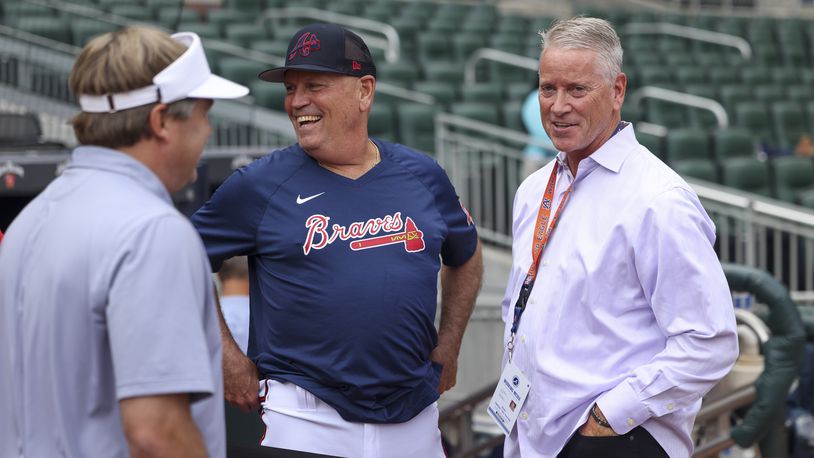 Tom Glavine (right) chats with Georgia football head coach Kirby Smart (left) and Braves manager Brian Snitker before Tuesday's game in Atlanta.  (Jason Getz / Jason.Getz@ajc.com)