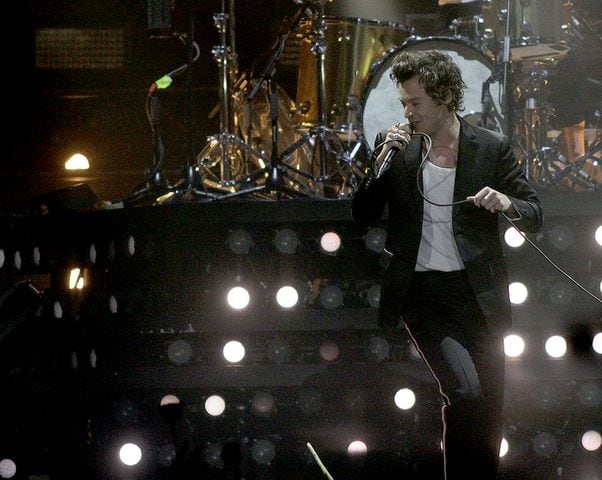 Concert review and photos: Harry Styles enchants at Atlanta show