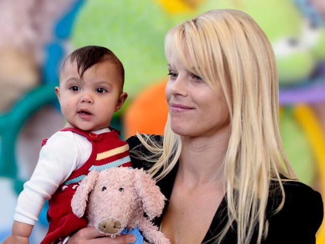 Elin Woods, wife of US golfer Tiger Woods, with daughter Sam in January of 2008.