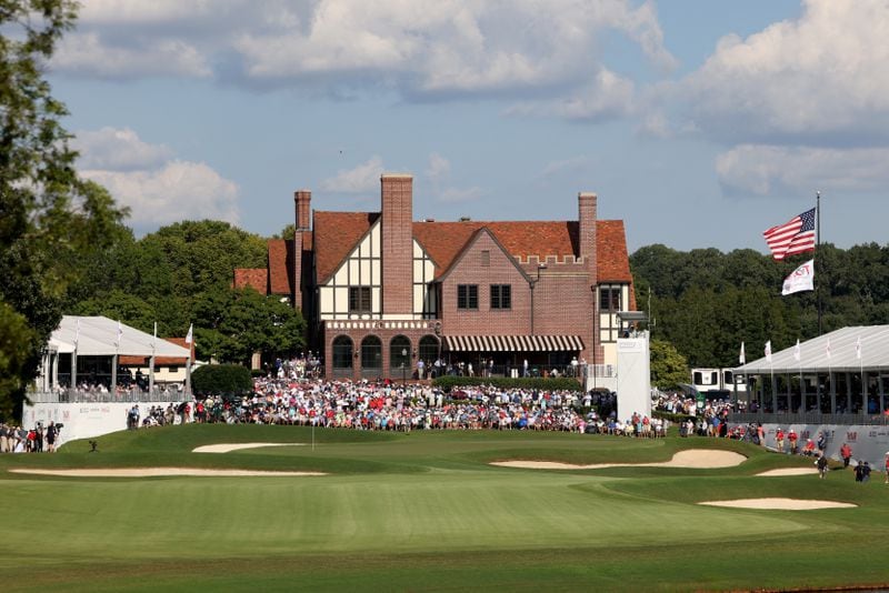 082822 Atlanta, Ga.: General view of the 18th green in front of the clubhouse during the final round at East Lake Golf Club, Sunday, Aug.  28, 2022, in Atlanta. (Jason Getz / Jason.Getz@ajc.com)